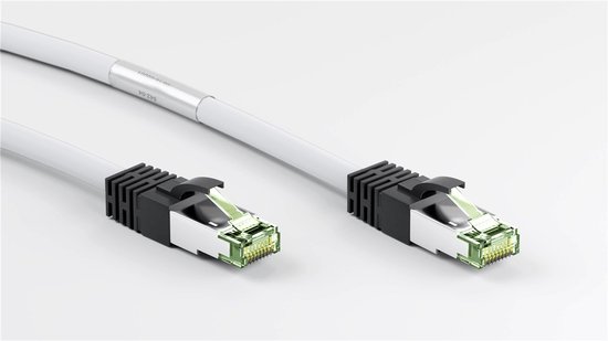 Deux câbles réseau Cat8 blancs avec connecteurs RJ45 noirs et argentés, avec étiquettes.