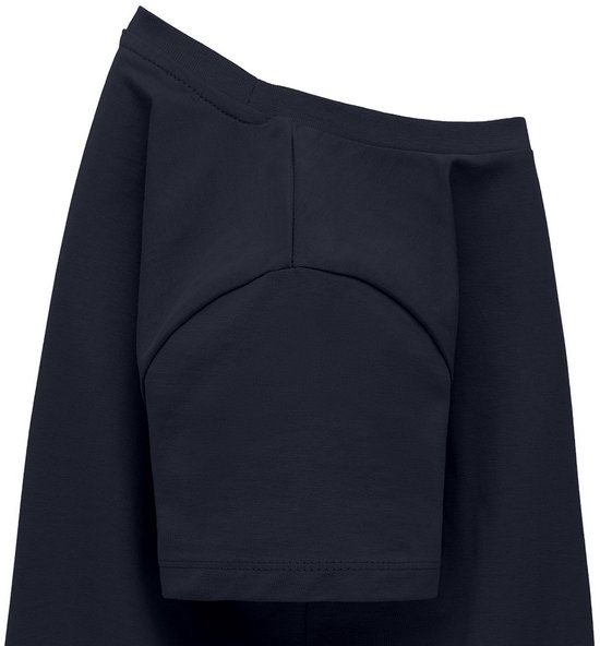 Donkerblauw t-shirt, detail van de schouder en mouw.