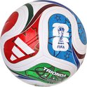 Voetbal met witte vlakken, rode, groene en blauwe patronen, FIFA-logo en gouden sterren.