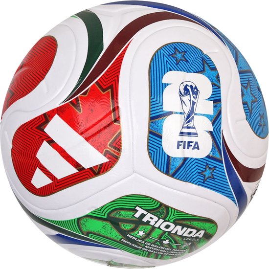 Voetbal met witte vlakken, rode, groene en blauwe patronen, FIFA-logo en gouden sterren.