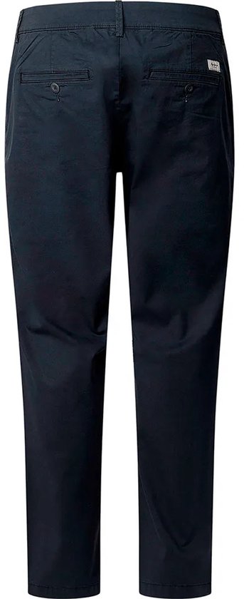 Donkerblauwe chino, achteraanzicht, met twee achterzakken.