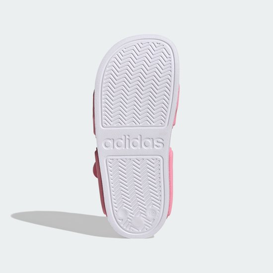 Roze sandalen met een witte zool met visgraatpatroon en Adidas logo.