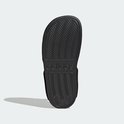 Zool van een zwarte Adidas Adilette sandaal met Adidas-logo.