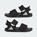 Twee zwarte Adidas Adilette kindersandalen met golvend patroon en drievoudig wit logo.