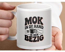 Mok In de Hand Ik Ben Bezig, grappige spreuk mok, Koffieliefhebber, Werk mok, Cadeau voor collega, Retro design mok