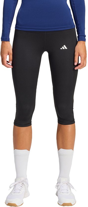 Zwarte capri sportlegging met Adidas logo op de linker dij, gedragen door een model.