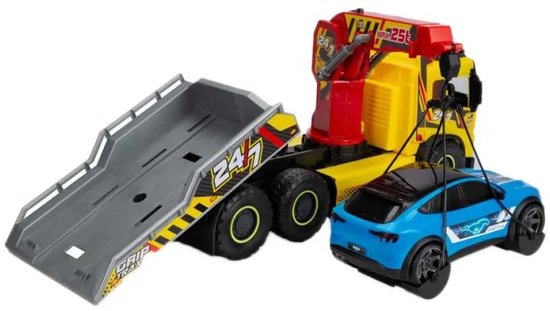 Gele takelwagen met rode kraan, sleept een blauwe sportwagen met witte accenten.