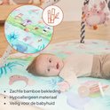 Baby op speelkleed met bamboe symbool, zachte bekleding en dierendesigns.