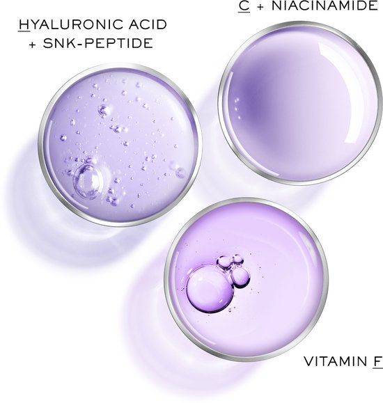 Drie ronde bakjes met paarse serum. Een met bubbels, een glad, en een met grote bubbels en tekst: HYALURONIC ACID + SNK-PEPTIDE, C + NIACINAMIDE, VITAMIN E.