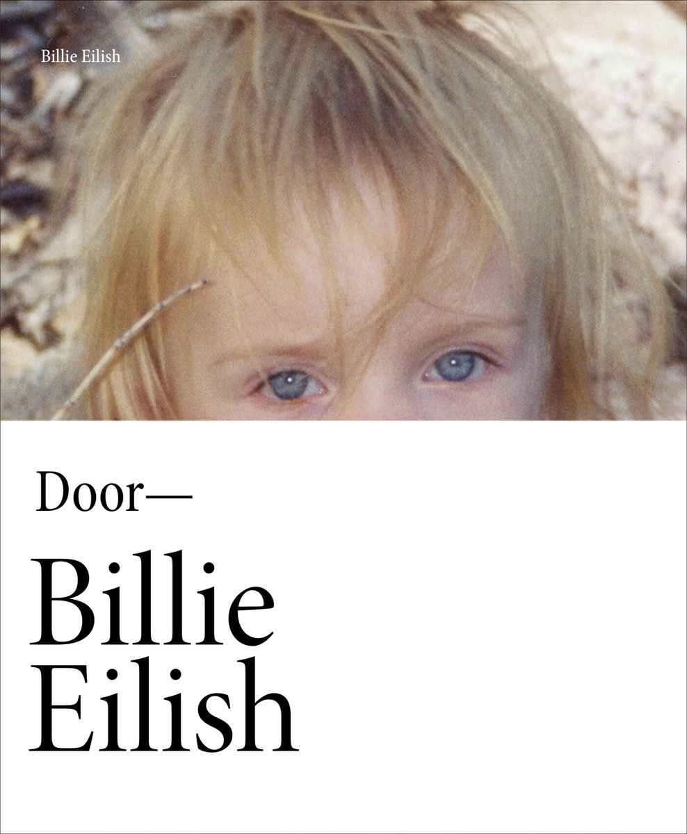 Billie Eilish, een jong meisje met blauwe ogen en blond haar, kijkt naar de camera. De titel 'Door— Billie Eilish' staat onderaan.