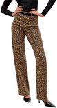 Model met bruine jeans met luipaardprint, zwarte top met riem en zwarte pumps.