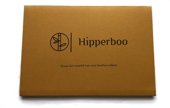 Bruine verpakking met het Hipperboo logo en de tekst "Ervaar het verschil van onze bamboe sokken".