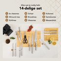 Een 14-delige messenset met messenblok, snijplank, citroenen, tomaten en peperkorrels.