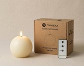 Crème bolvormige LED-kaars met vlam naast de verpakking met "OMNIEXA GLOW | LED KAARS" en een afstandsbediening.