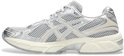 Grijze ASICS sneaker met zilveren en witte ASICS-logo's, van de zijkant gezien.