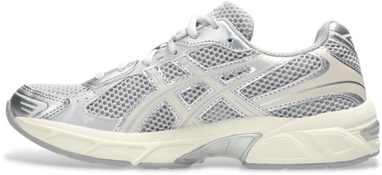 Grijze ASICS sneaker met zilveren en witte ASICS-logo's, van de zijkant gezien.