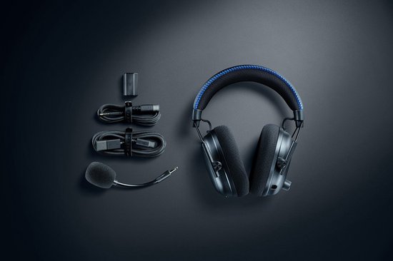 Zwarte Razer BlackShark V3 Pro gaming headset met kabels, afneembare microfoon en USB-dongle.