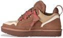 Bruine UGG sneaker met crèmekleurige accenten, bontkraag en roze geruite veters.