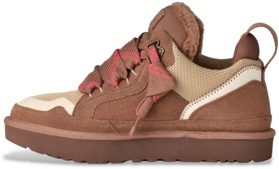 Bruine UGG sneaker met crèmekleurige accenten, bontkraag en roze geruite veters.
