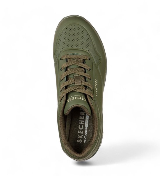 Legergroene Skechers Uno damessneaker, van bovenaf gezien, met vetersluiting, geperforeerde details en Skechers Air-Cooled inlegzool.