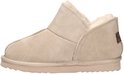Beige suède pantoffel met beige teddy voering en een flap aan de voorkant.