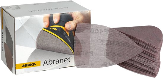 Une boîte de papier abrasif Mirka Abranet, avec une pile de feuilles abrasives triangulaires.