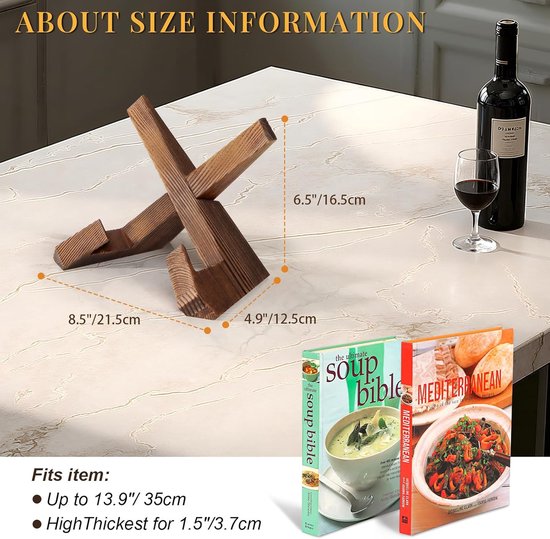 Een houten boekenstandaard wordt getoond met afmetingen. Twee boeken, "The Ultimate Soup Bible" en "Mediterranean", worden ernaast geplaatst.