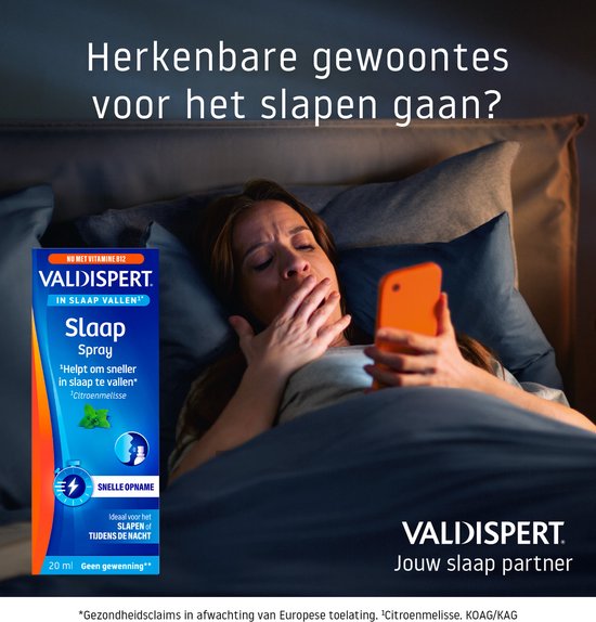 Vrouw ligt in bed met telefoon, gaapt. Naast haar Valdispert Slaap Spray doos. Tekst: 'Herkenbare gewoontes voor het slapen gaan? Valdispert: Jouw slaap partner.'