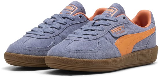 Paar lichtblauwe suède Puma Palermo sneakers met oranje accenten en gummi zolen.