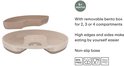 Beige Mepal vakjesbord met uitneembaar compartiment en de tekst 'High edges and sides make eating by yourself easier'.