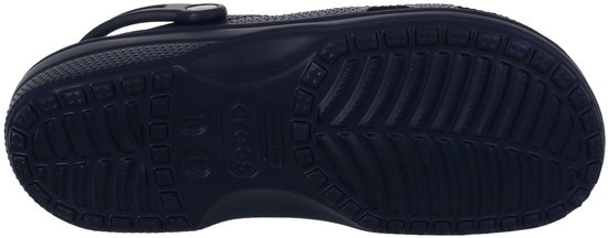 Semelle extérieure d'un sabot Crocs bleu marine. 'Made in Italy' est inscrit.
