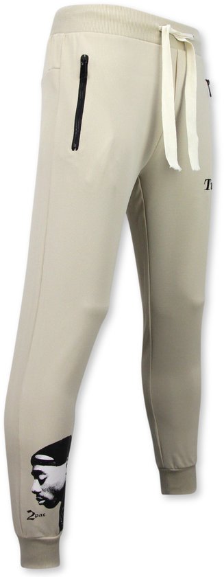 Beige joggingbroek met trekkoord en zijzakken. Grafische print van Tupac op de linker broekspijp.