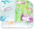 Een opgevouwen baby speelmat met een print van zeedieren, zon, planten en een egel met paarse stekels.