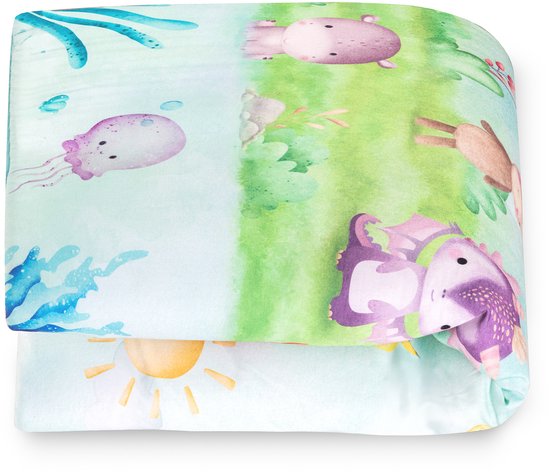 Een opgevouwen baby speelmat met een print van zeedieren, zon, planten en een egel met paarse stekels.