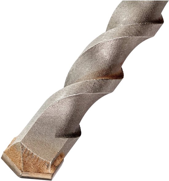 Close-up van de punt van een metalen boor met vier geslepen snijvlakken.