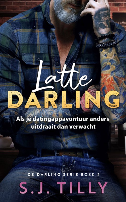 Cover van 'Latte Darling', boek 2 uit de Darling serie van S.J. Tilly. Tekst: 'Latte DARLING, Als je datingappavontuur anders uitdraait dan verwacht'. Getatoeëerde man in geruit overhemd.