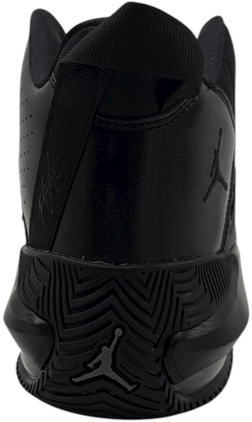 Close-up van de achterkant van een zwarte Jordan sneaker met Air Jordan logo op de hiel en zool.