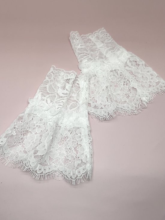 Twee witte kanten mouwtjes met geborduurde bloemen en gekartelde randen.