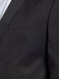 Close-up van de borstzak van een zwarte JACK & JONES blazer.