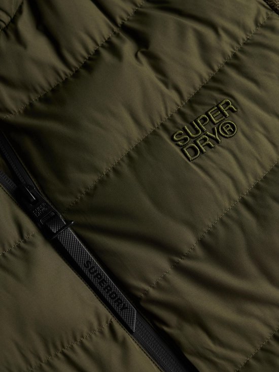 Olijfgroene, gewatteerde jas met rits en geborduurd Superdry logo.