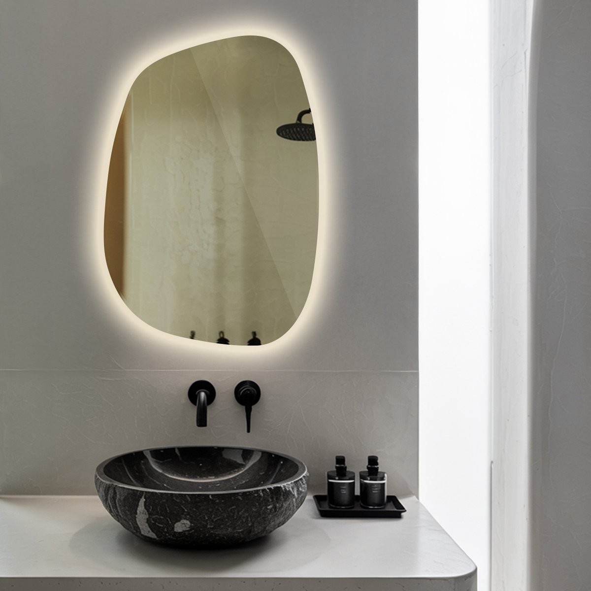 Coloray Spiegel LED - Spiegel Organisch Met Licht - 78,5 cm x 57 cm - Grote Organische Spiegel Woonkamer LED - LED Spiegel Organische Vorm - Warm Licht - Scandinavisch LED Spiegel - Wandspiegel Slaapkamer Organisch LED