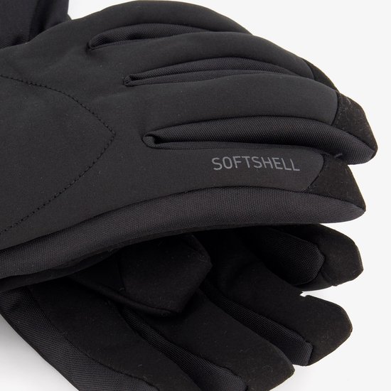 Detailopname van zwarte softshell skihandschoenen, met naden en logo.