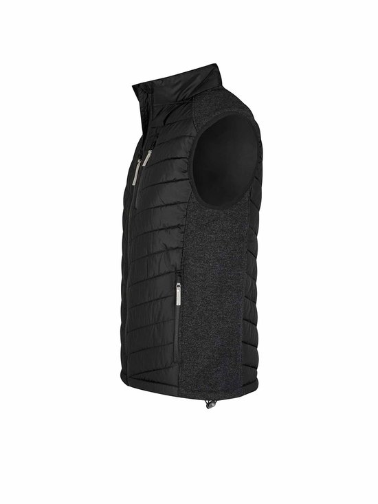 Profiel van een zwarte bodywarmer met gewatteerde panelen en textuur zijpanelen.