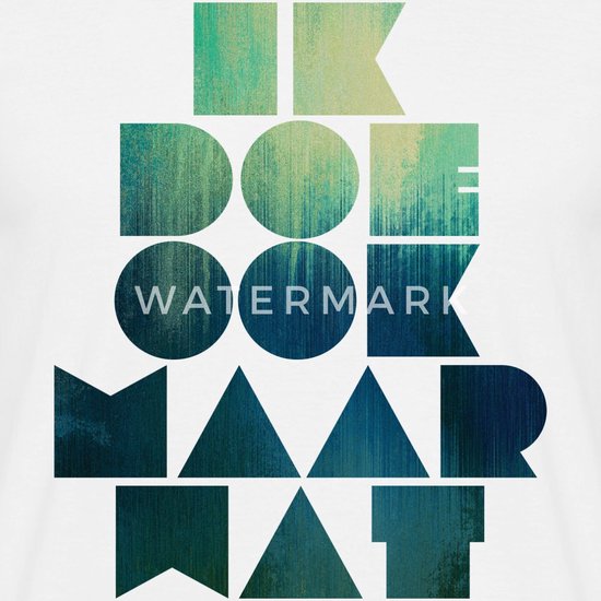 Wit t-shirt met de tekst 'Ik Doe Ook Maar Wat' in geometrische letters in blauwgroene tinten. 'WATERMARK' is zichtbaar.