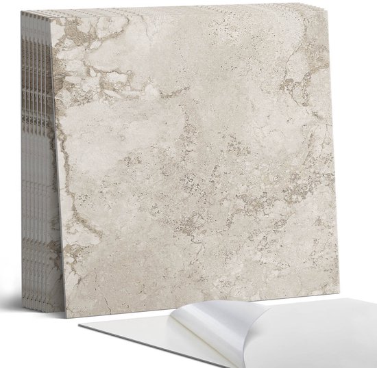 Stapel beige plaktels met natuursteenlook, met beschermfolie.