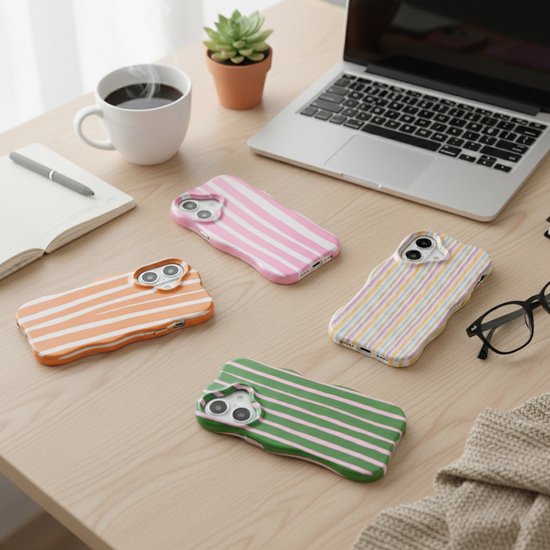 Vier telefoonhoesjes met strepen in verschillende kleuren: roze, oranje, groen en veelkleurig.