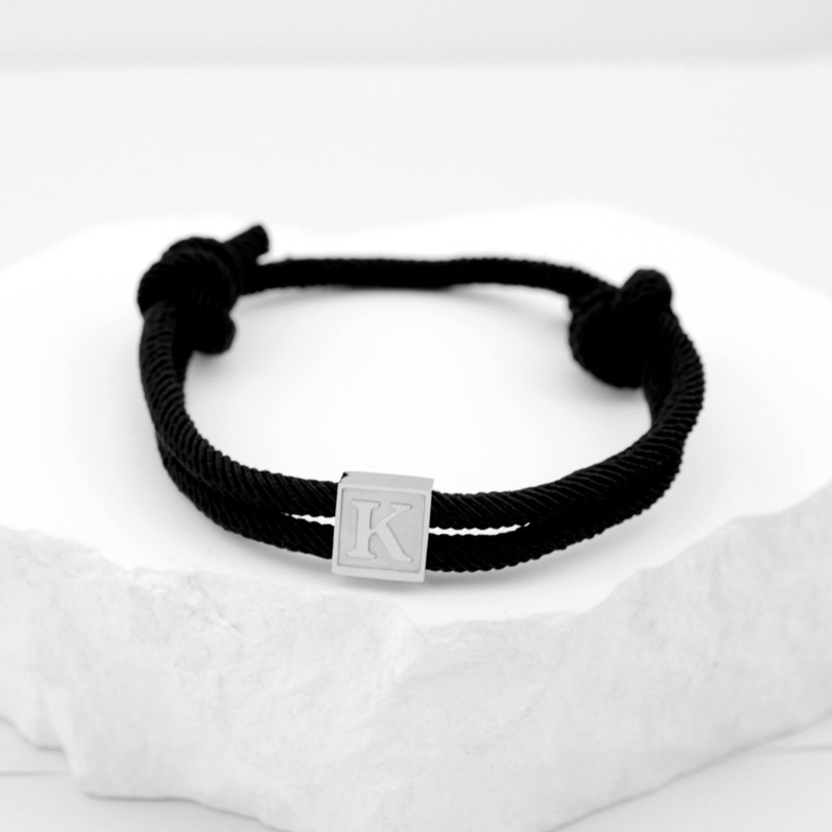 Handgeweven armband met hanger van roestvrij staal, letterarmband, zwarte gevlochten armband, verstelbaar, letter K