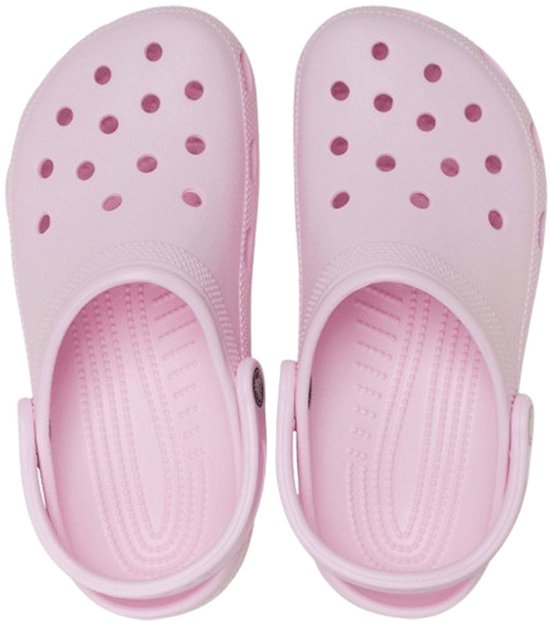 Bovenaanzicht van twee lichtroze Crocs klompen met ventilatiegaten en bandjes.
