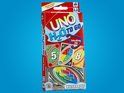 De verpakking van het "UNO H2O TO GO" kaartspel, rood met blauwe en gele tekst. "WATERPROOF" staat op de voorkant.