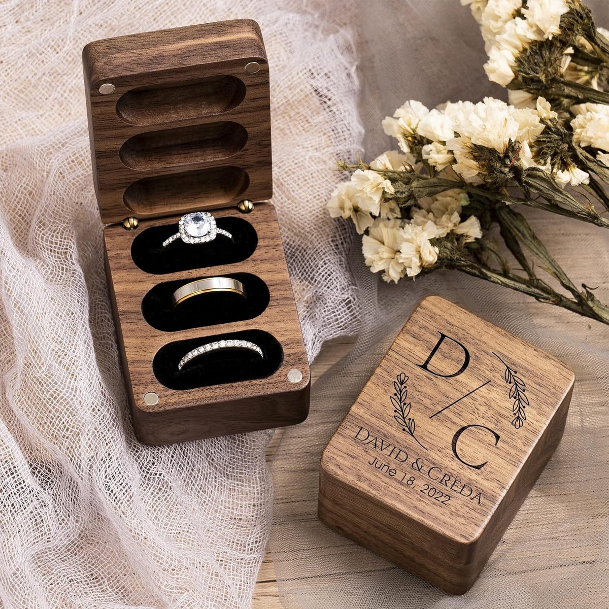 Personaliseerbare ringendoos van walnoothout voor 3 ringen